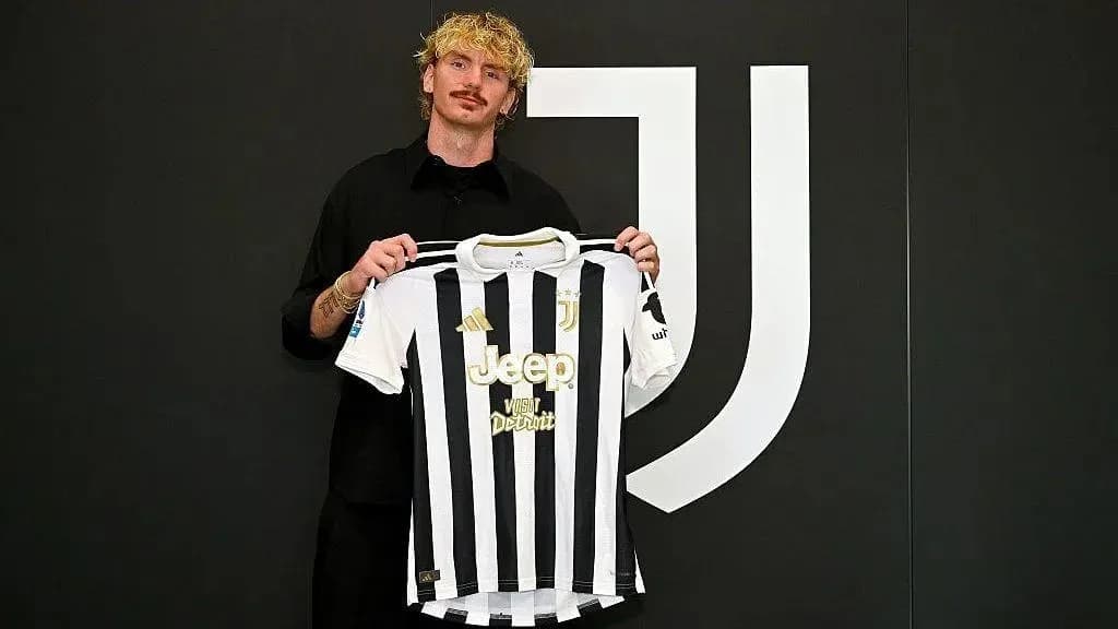 Futbolchi Juventus formasini ushlab turibdi Futbolchi Juventus formasini ushlab turibdi