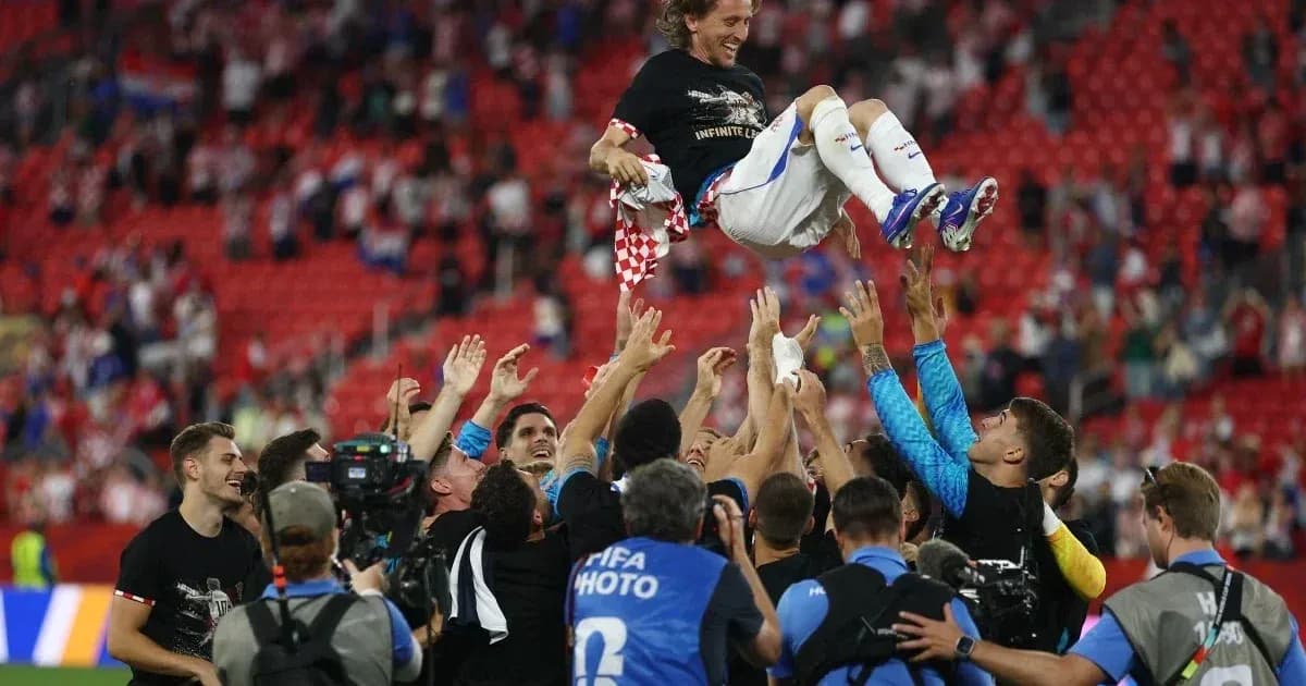 Futbolchilar g'alaba nishonlayotgan paytda Futbolchilar g'alaba nishonlayotgan paytda