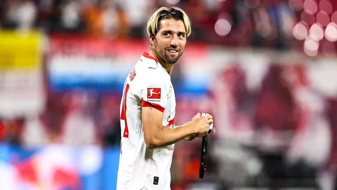 Futbolchi maydonda ko'rsatma berayotgan paytda Futbolchi maydonda ko'rsatma berayotgan paytda