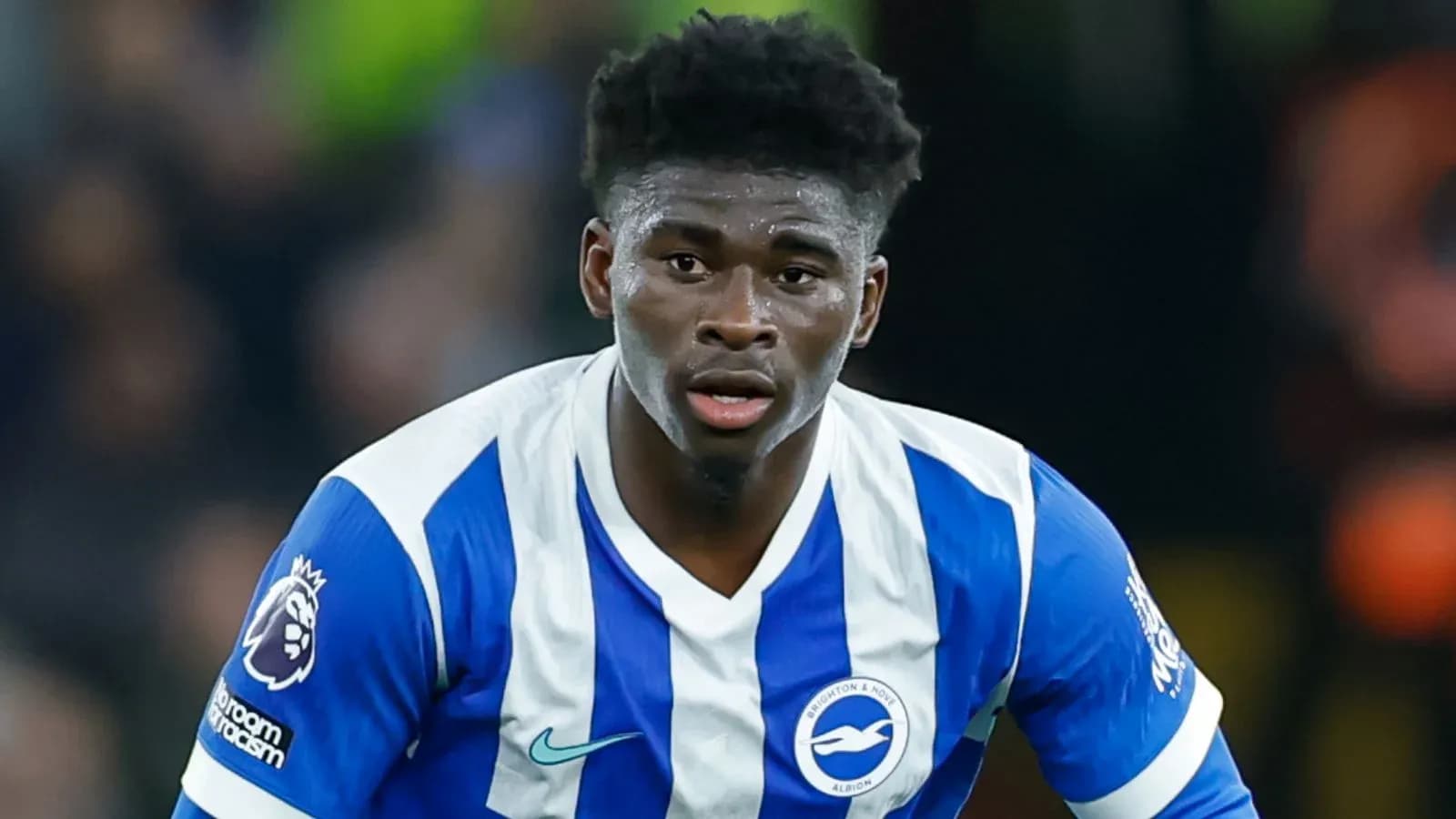 Futbolchi Brighton formasi bilan maydonda harakatda Futbolchi Brighton formasi bilan maydonda harakatda