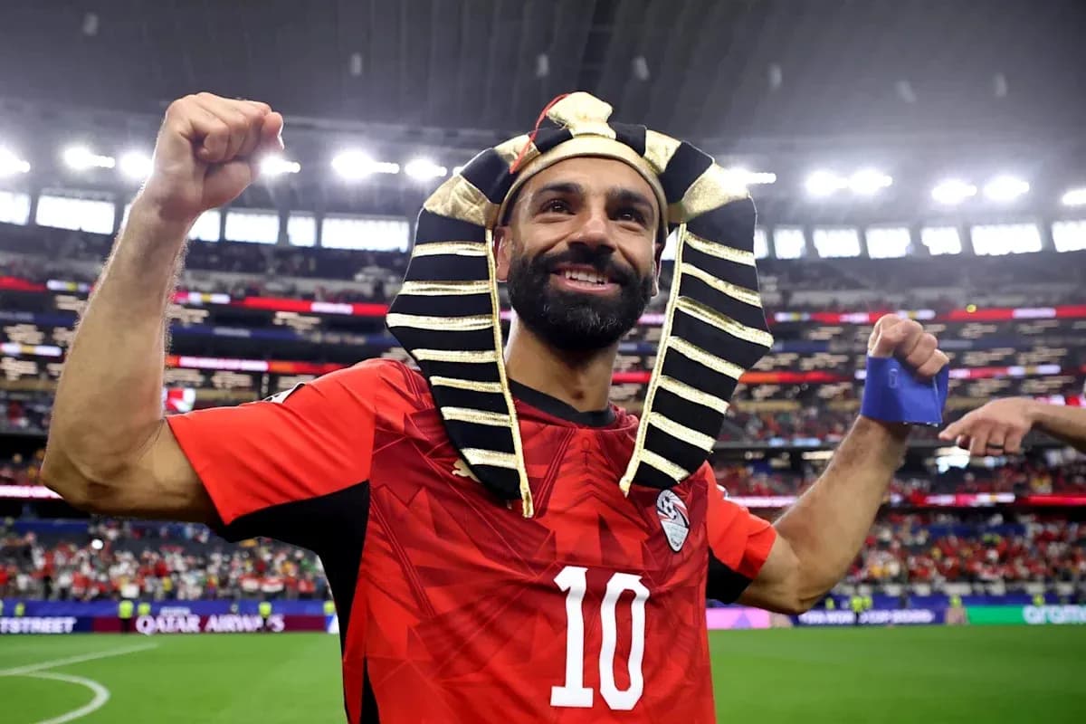 Futbolchi Misr formasi bilan shodlikda Futbolchi Misr formasi bilan shodlikda