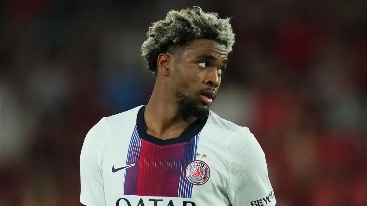 Futbolchi PSG formasida maydonda harakatda Futbolchi PSG formasida maydonda harakatda