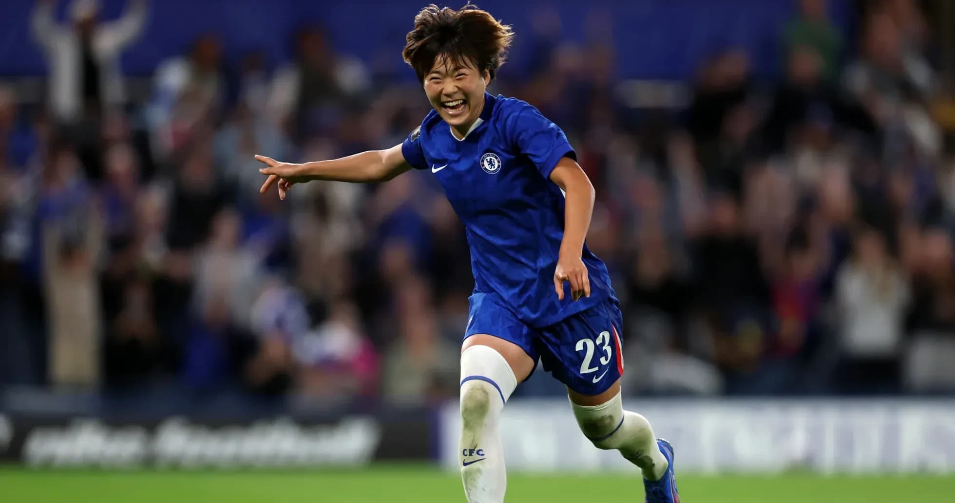 Futbolchi Chelsea formasida maydonda yugurmoqda Futbolchi Chelsea formasida maydonda yugurmoqda