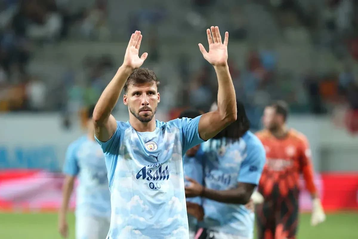 Futbolchi maydonda qo'llarini ko'tarib turibdi Futbolchi maydonda qo'llarini ko'tarib turibdi