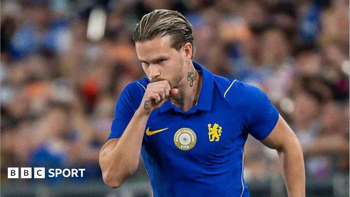 Futbolchi maydonga chiqmoqda, Chelsea formasi kiygan Futbolchi maydonga chiqmoqda, Chelsea formasi kiygan