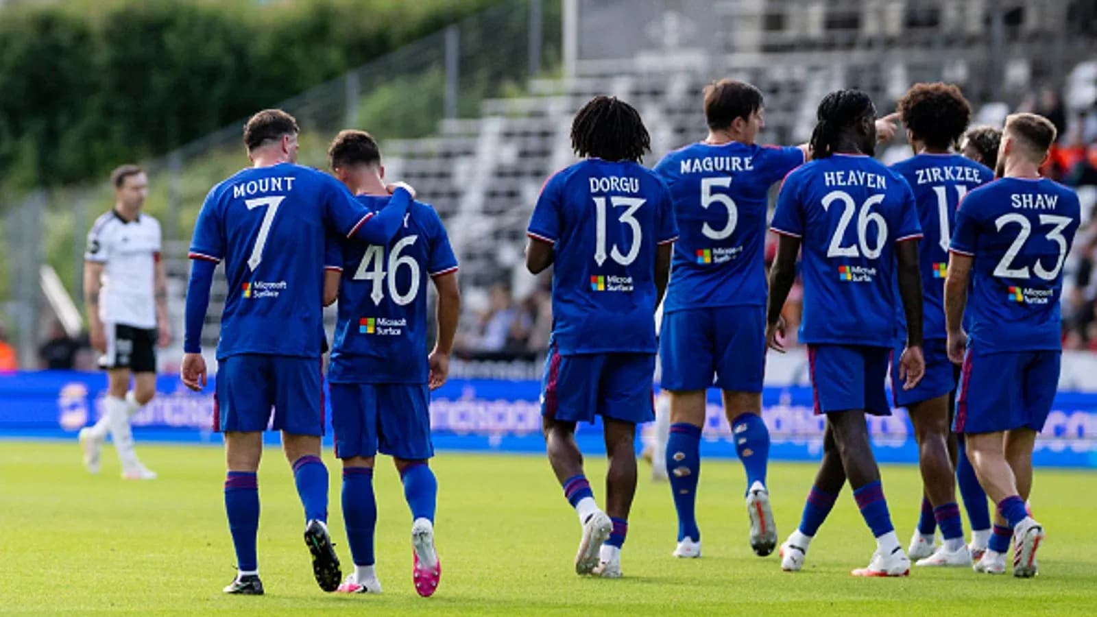 Futbolchilar bir-biriga yaqinlashayotgan holatda Futbolchilar bir-biriga yaqinlashayotgan holatda