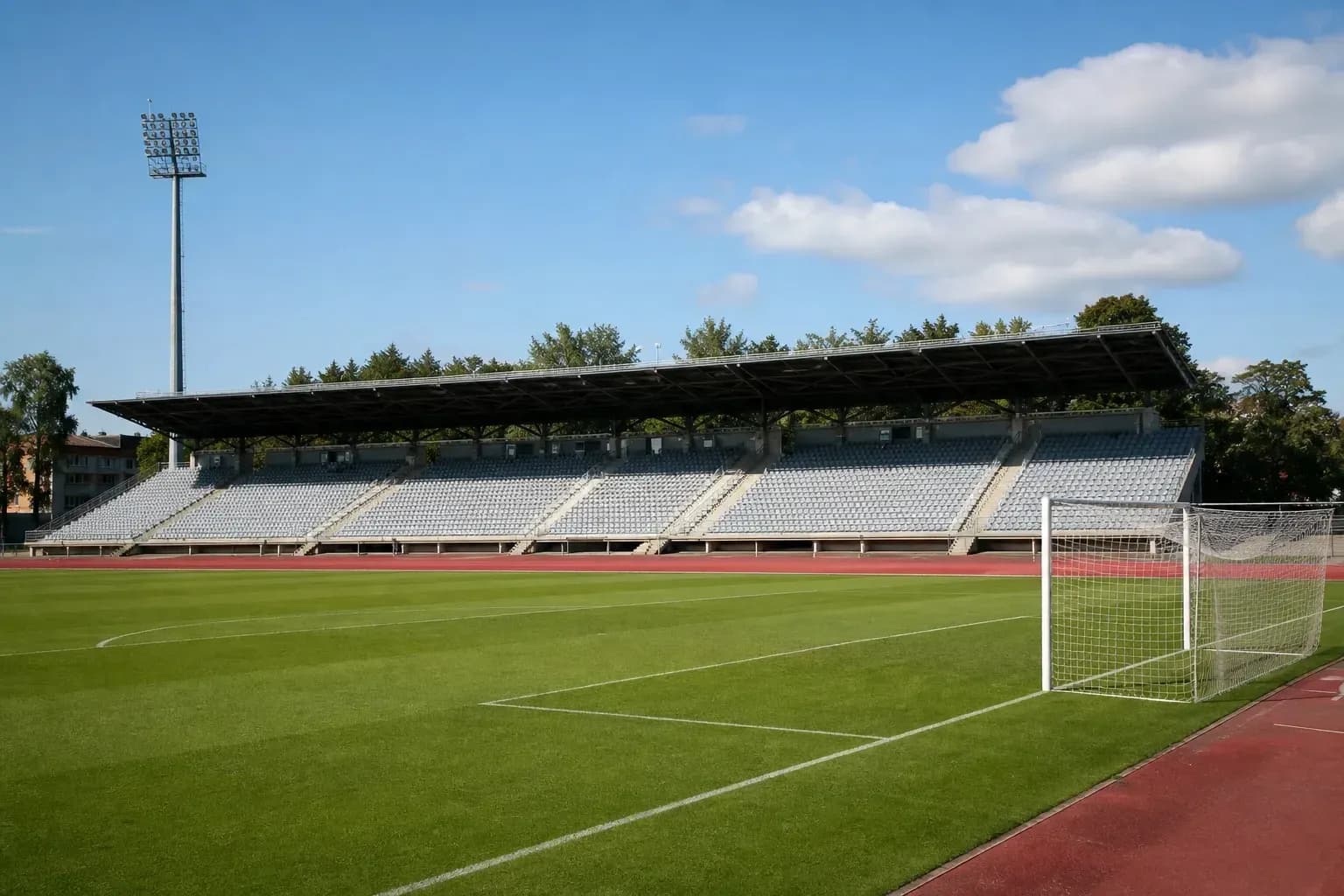 Bo'sh stadion maydoni va o'rindiqlar Bo'sh stadion maydoni va o'rindiqlar