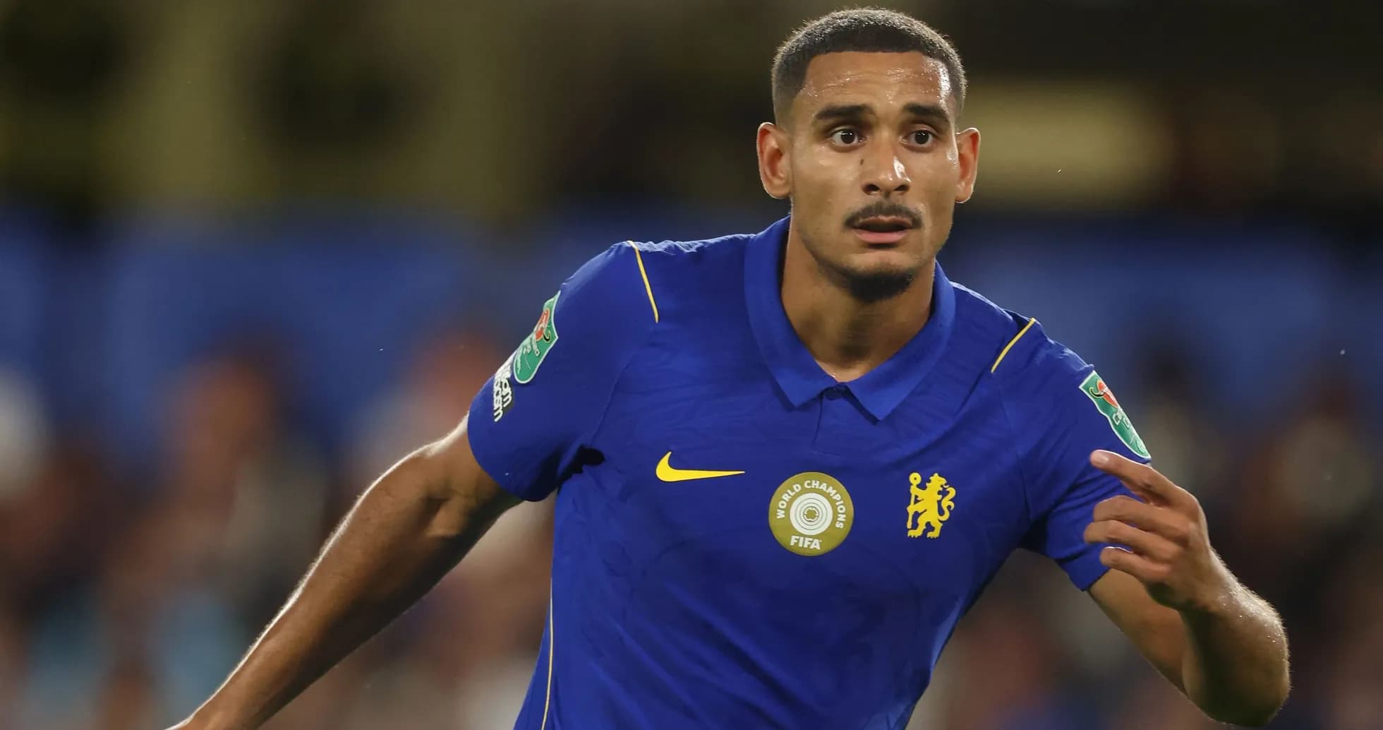 Futbolchi o'yin davomida harakatda Futbolchi o'yin davomida harakatda
