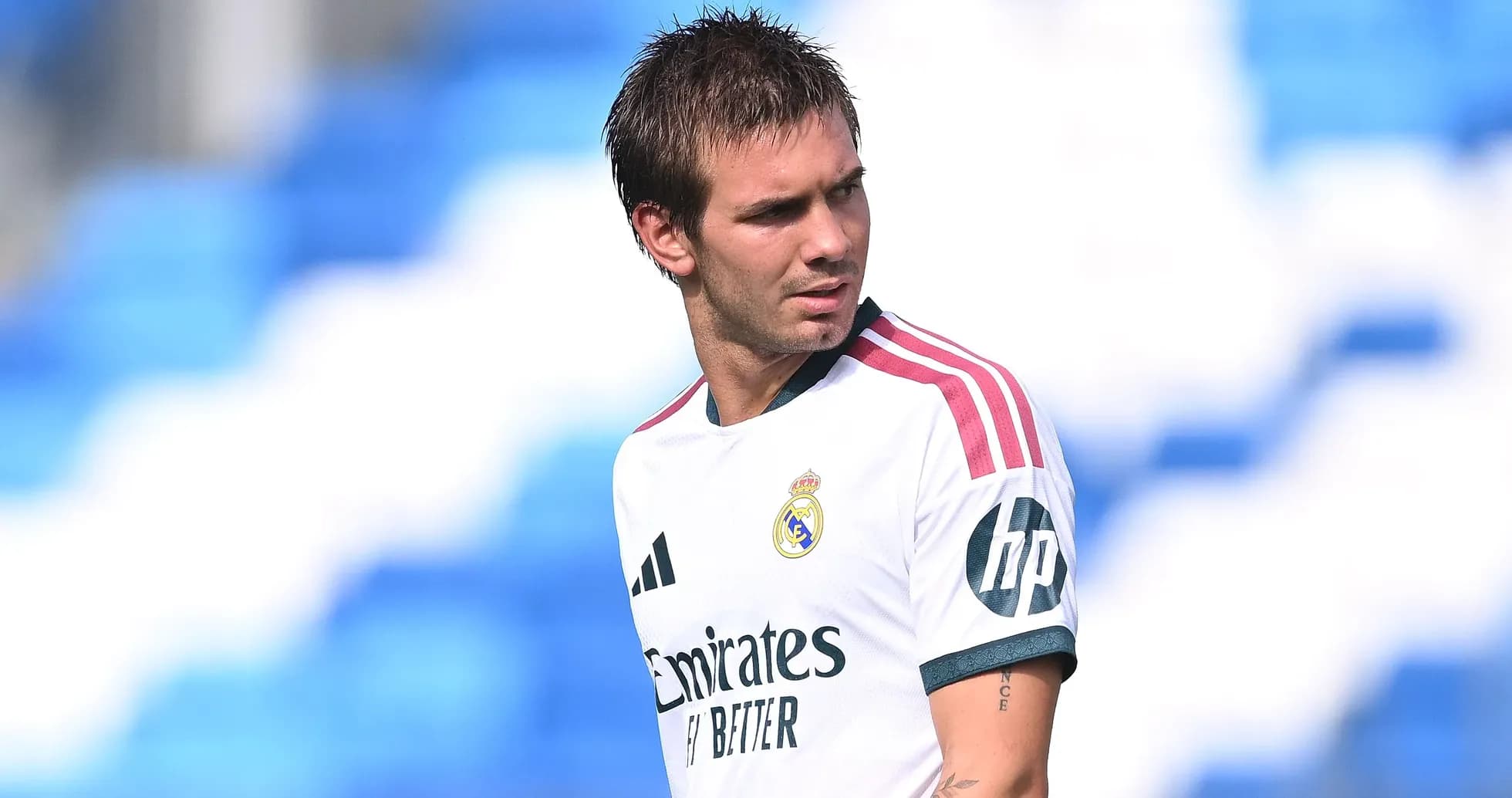 Futbolchi Real Madrid formasida maydonda turibdi Futbolchi Real Madrid formasida maydonda turibdi