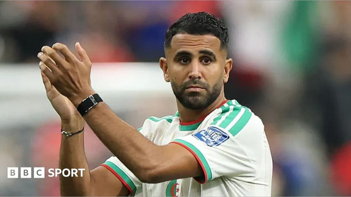 Futbolchi qo'llarini ko'tarib muxlislarni tabriklamoqda Futbolchi qo'llarini ko'tarib muxlislarni tabriklamoqda