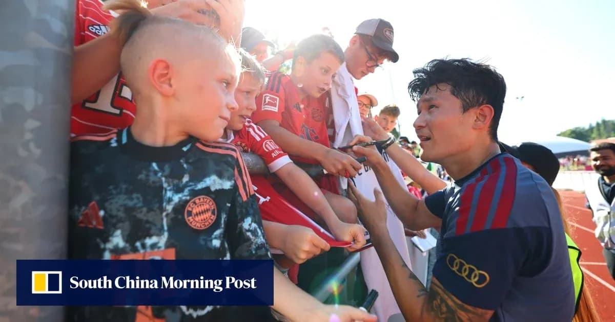 Futbolchi bolalar bilan imzo berishmoqda Futbolchi bolalar bilan imzo berishmoqda