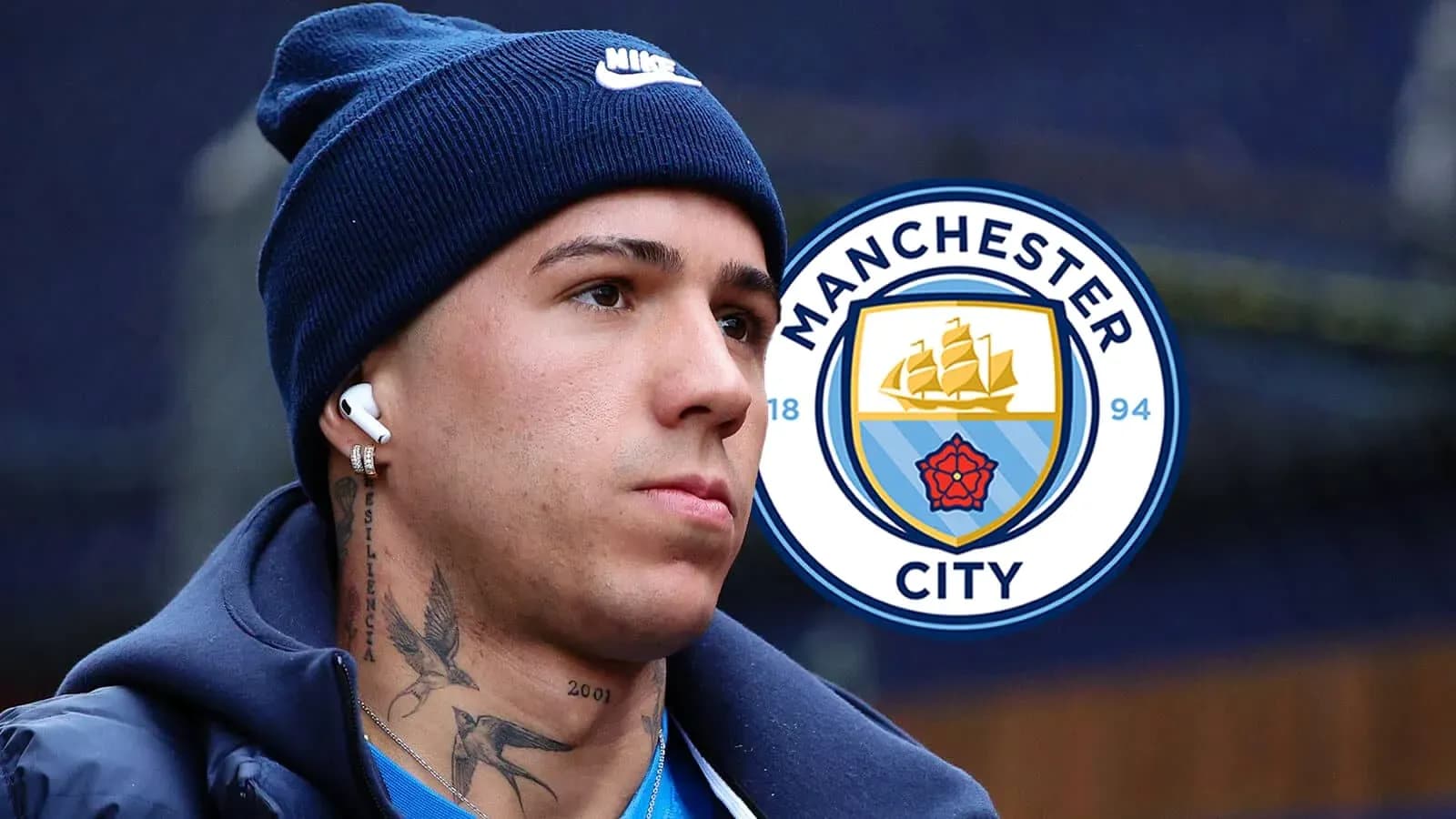 Futbolchi Manchester City logosi bilan Futbolchi Manchester City logosi bilan