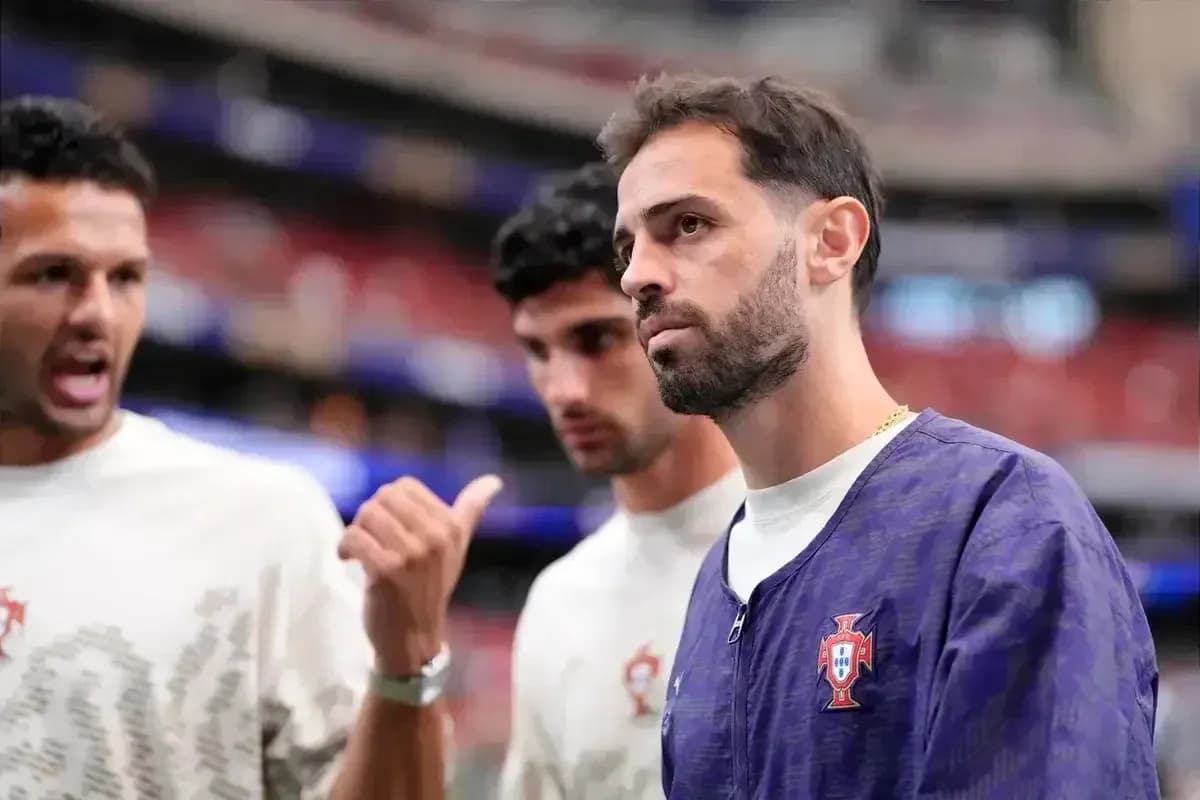 Portugaliya futbolchilari mashg'ulotda bir-biriga gaplashmoqda Portugaliya futbolchilari mashg'ulotda bir-biriga gaplashmoqda