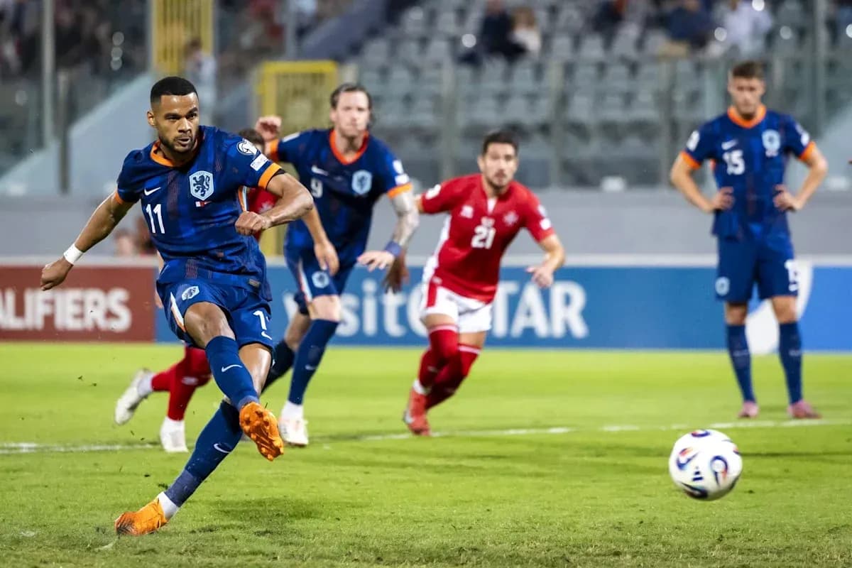 Futbolchi penalti zarba berayotgan payt Futbolchi penalti zarba berayotgan payt