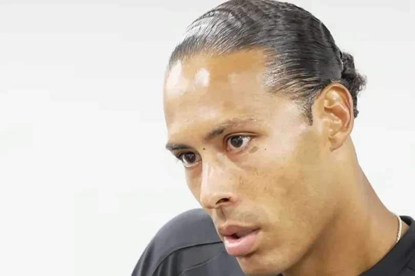 Futbolchi intervyu berayotgani ko'rinadi Futbolchi intervyu berayotgani ko'rinadi