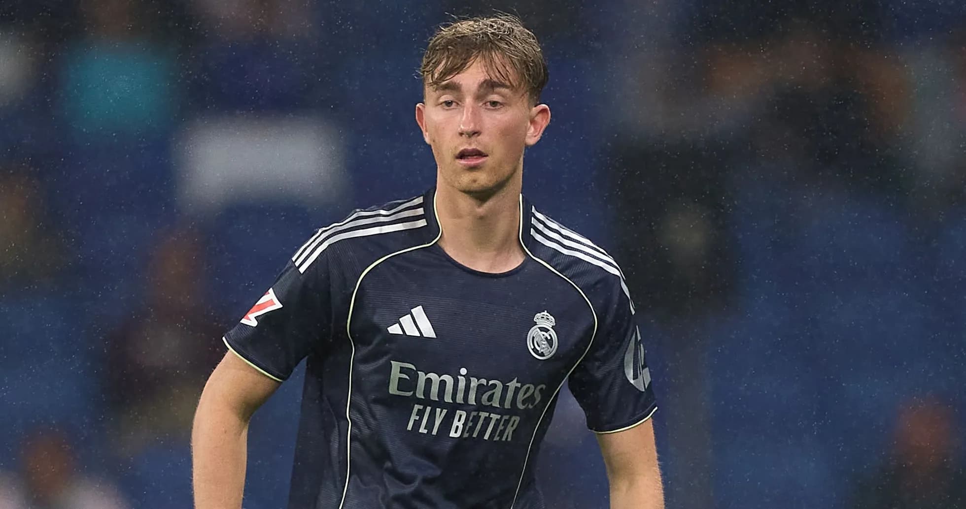 Futbolchi Real Madrid formasi bilan maydonda Futbolchi Real Madrid formasi bilan maydonda