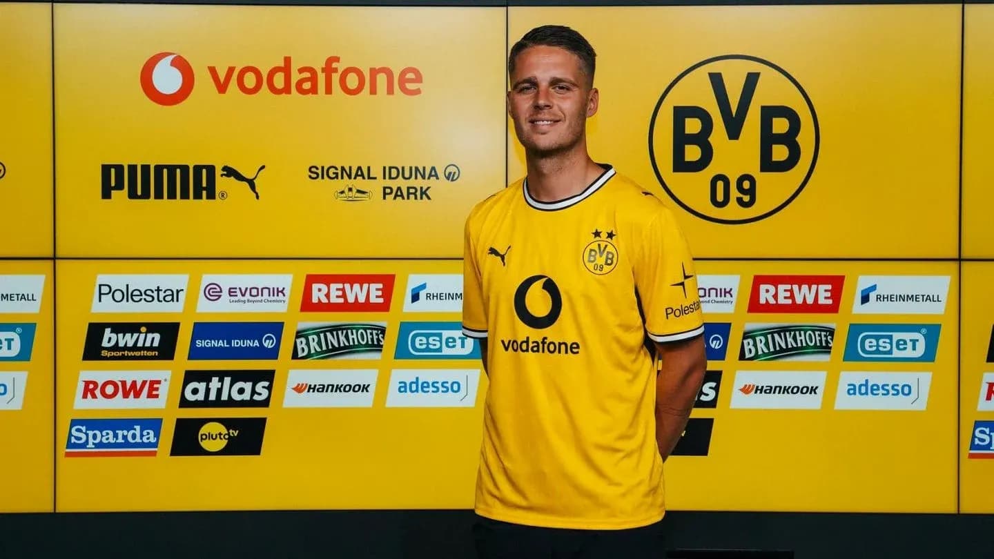 Futbolchi yangi maydonga taqdimot marosimida Futbolchi yangi maydonga taqdimot marosimida