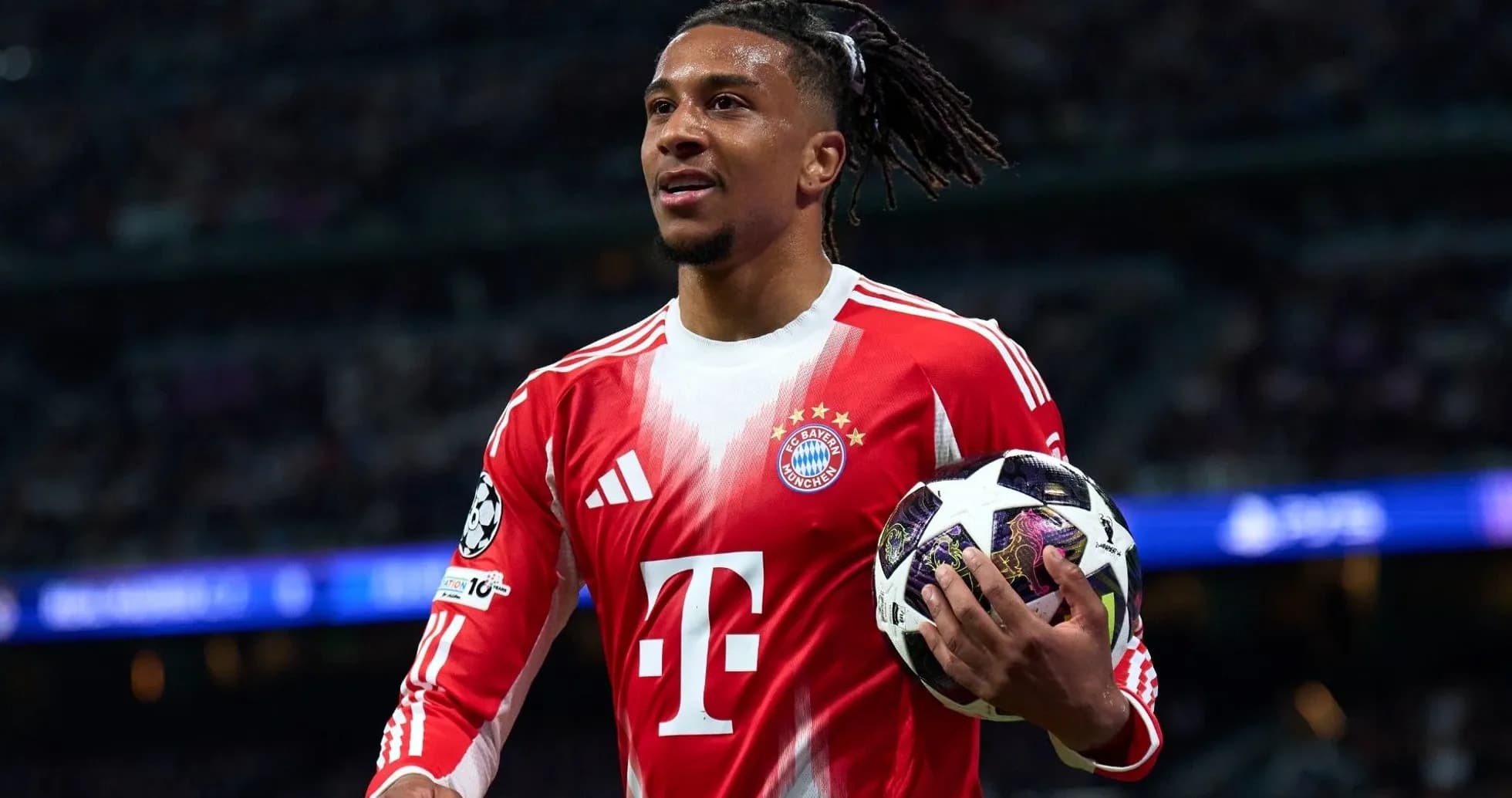 Futbolchi to'p bilan maydonda harakatda Futbolchi to'p bilan maydonda harakatda