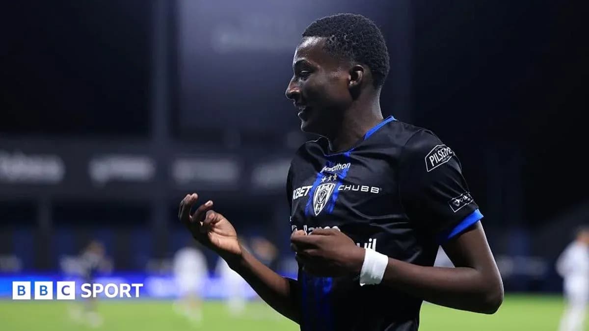 Futbolchi maydonda qo'llarini harakatlantirayotgan Futbolchi maydonda qo'llarini harakatlantirayotgan