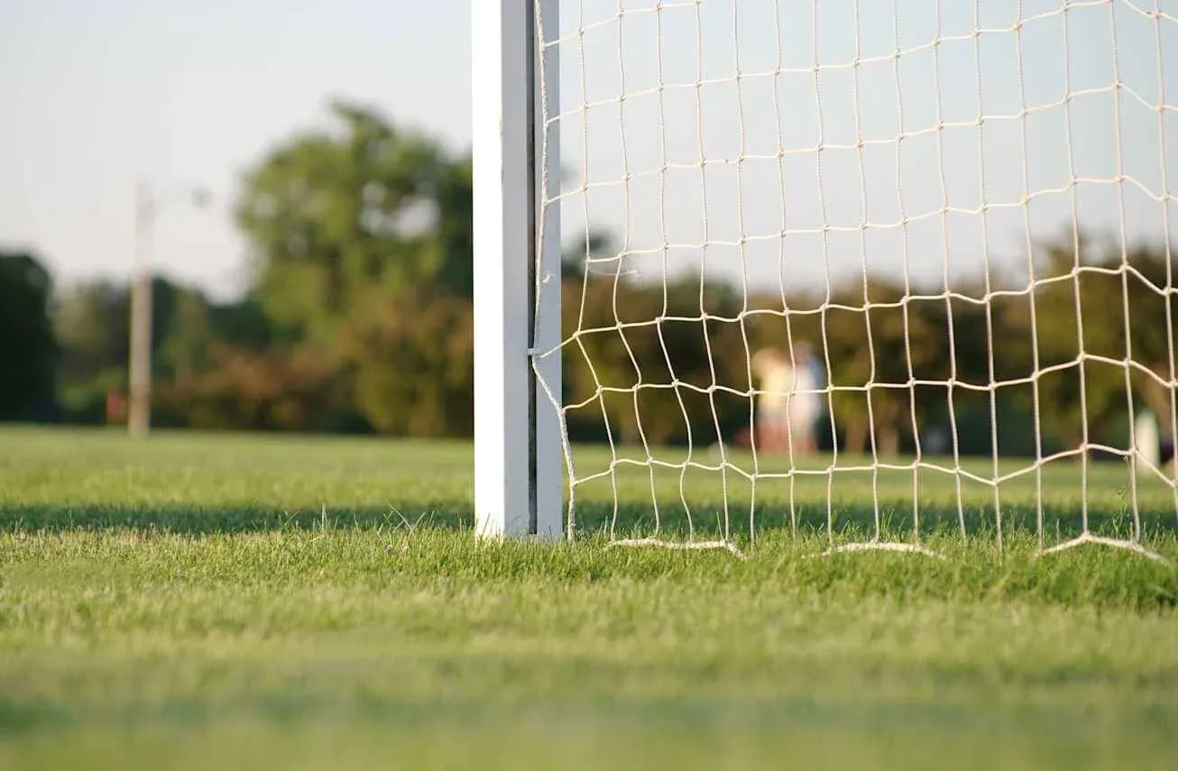 Futbol darvozasining pastki burchagi va tarmog'i Futbol darvozasining pastki burchagi va tarmog'i