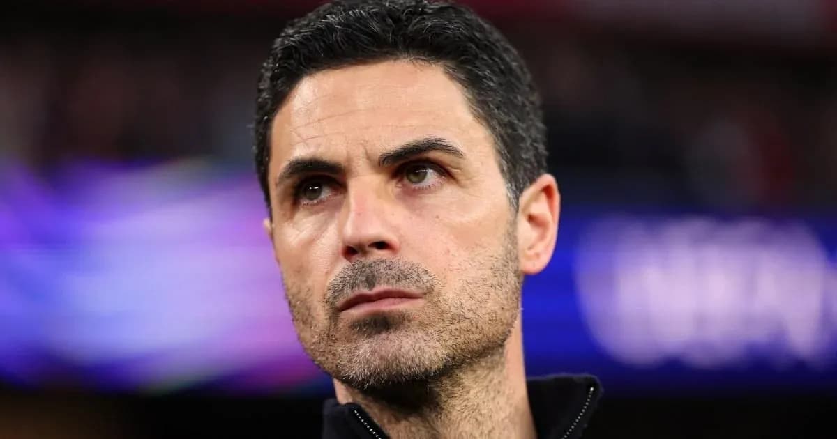 Futbol murabbiyi o'yin paytida e'tiborda Futbol murabbiyi o'yin paytida e'tiborda