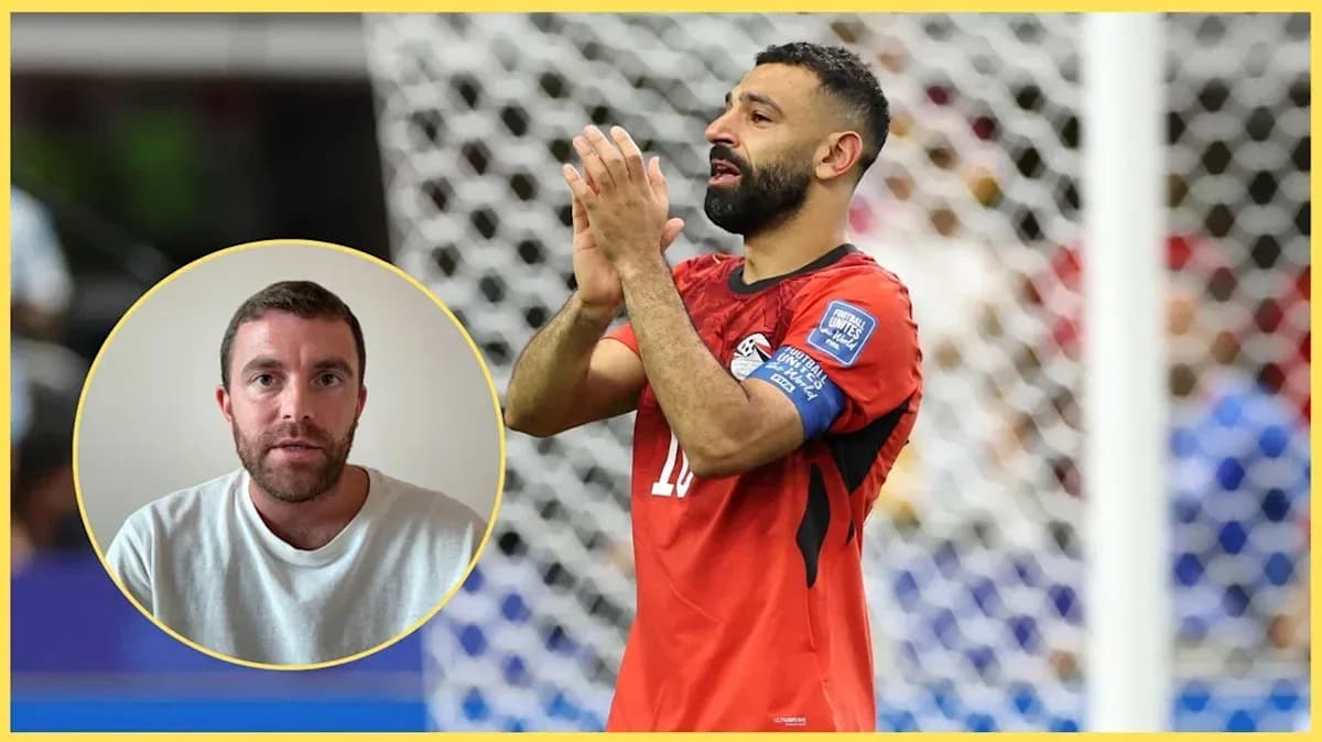 Futbolchi o'yinda qo'lini ko'tarib turgan Futbolchi o'yinda qo'lini ko'tarib turgan