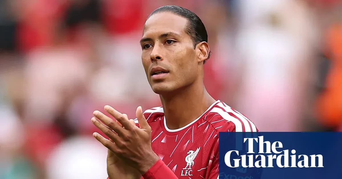 Futbolchi Liverpool formasida maydonga chiqmoqda Futbolchi Liverpool formasida maydonga chiqmoqda