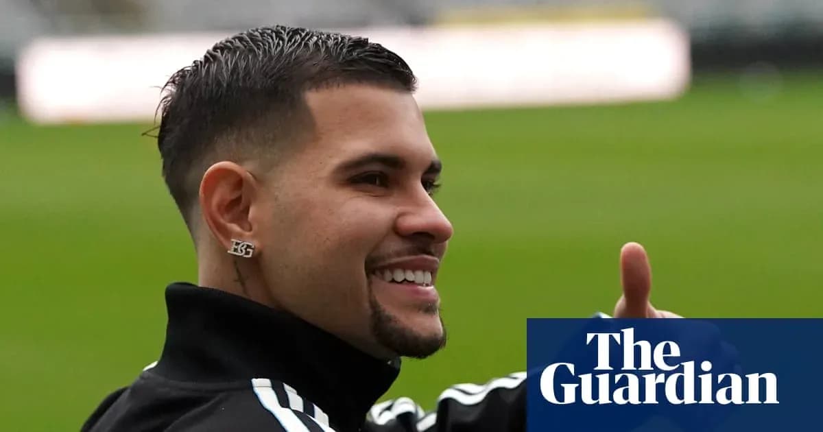 Futbolchi maydonda tabassum qilib qo'lini ko'tarayotgan Futbolchi maydonda tabassum qilib qo'lini ko'tarayotgan