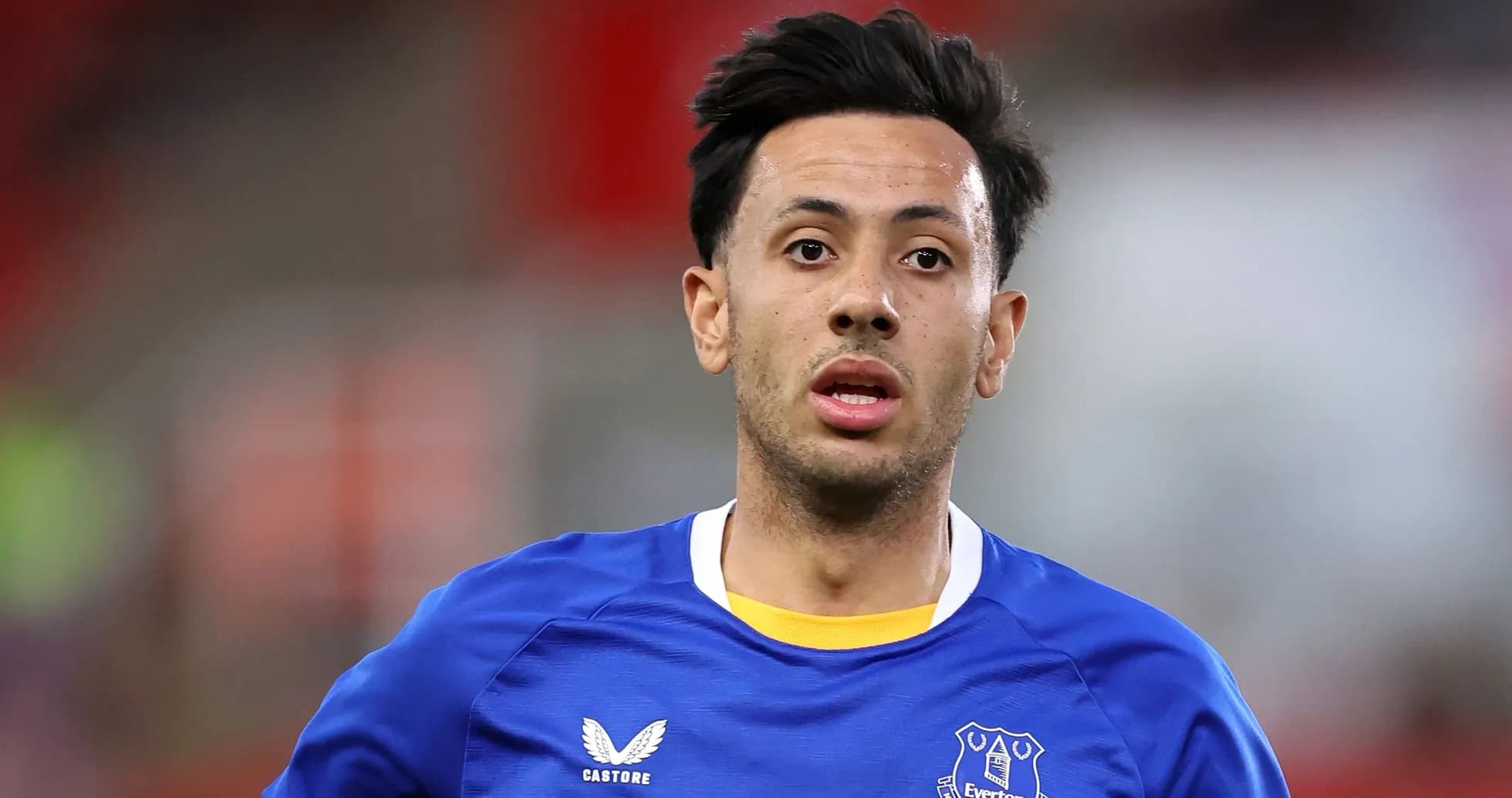 Futbolchi Everton formasi bilan maydonda Futbolchi Everton formasi bilan maydonda