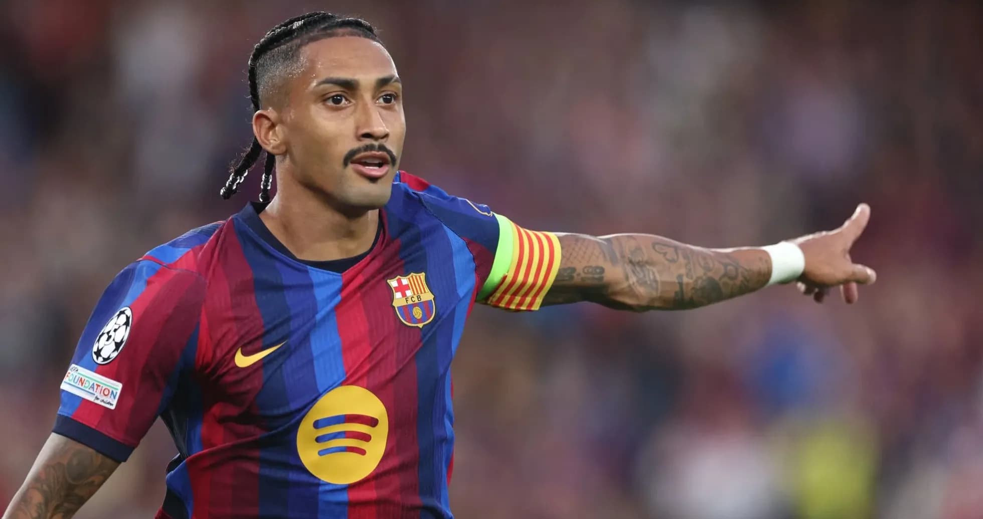 Futbolchi Barcelona formasi bilan o'yin davomida Futbolchi Barcelona formasi bilan o'yin davomida