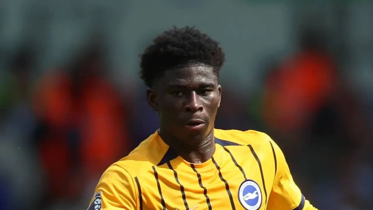 Futbolchi maydonda harakatda, Brighton formasida Futbolchi maydonda harakatda, Brighton formasida