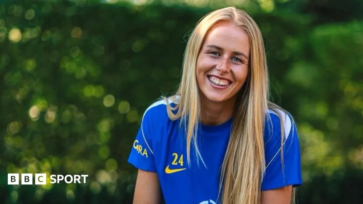 Futbolchi ko'k forma kiygan, tabassum qilayotgan Futbolchi ko'k forma kiygan, tabassum qilayotgan