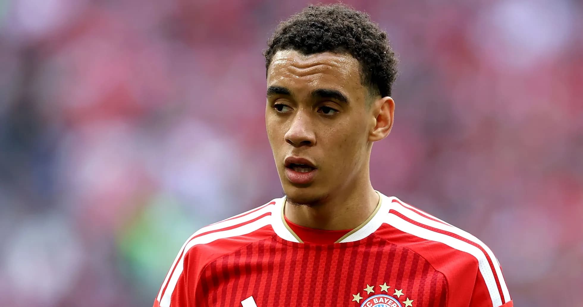 Futbolchi Bayern München formasida o'yin maydonida Futbolchi Bayern München formasida o'yin maydonida