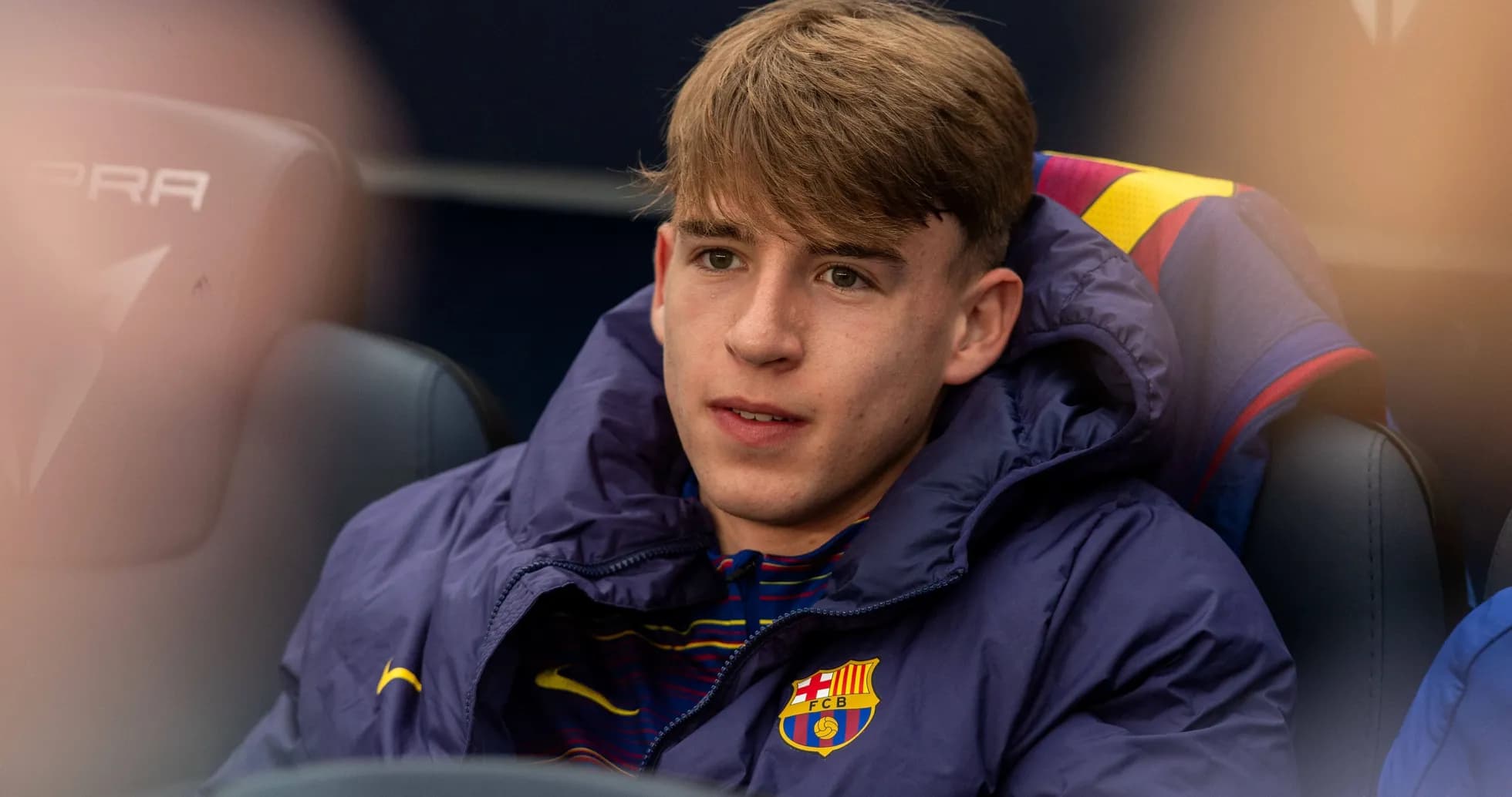 O'yin benchida o'rin egallagan futbolchi O'yin benchida o'rin egallagan futbolchi