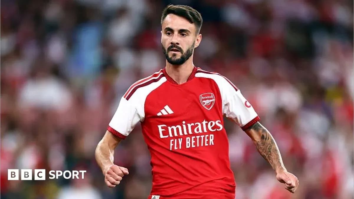 Futbolchi Arsenal formasida maydonda harakat qilmoqda Futbolchi Arsenal formasida maydonda harakat qilmoqda