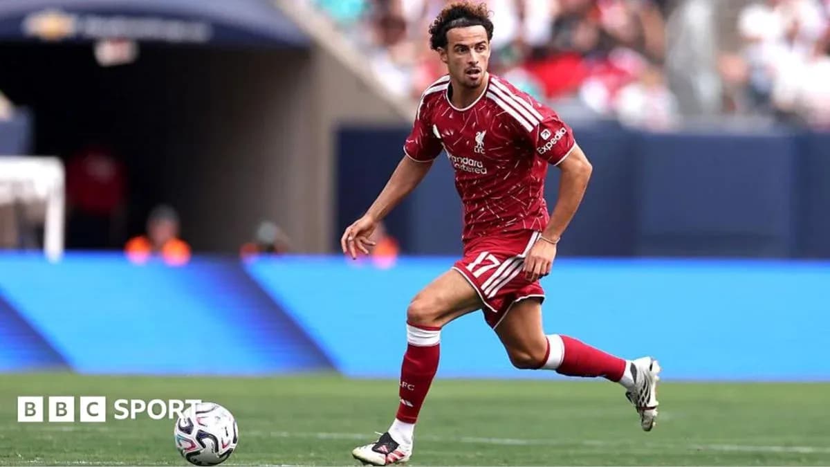 Futbolchi to'pni olib yurmoqda, Liverpool formasida Futbolchi to'pni olib yurmoqda, Liverpool formasida