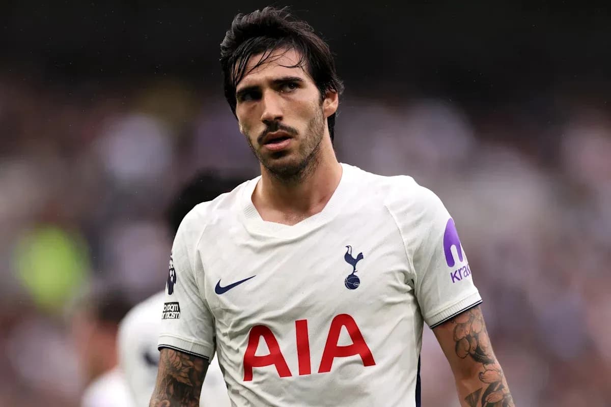 Futbolchi Tottenham formasida o'yinda Futbolchi Tottenham formasida o'yinda