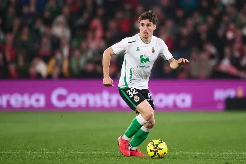 Futbolchi to'p bilan yugurib bormoqda Futbolchi to'p bilan yugurib bormoqda