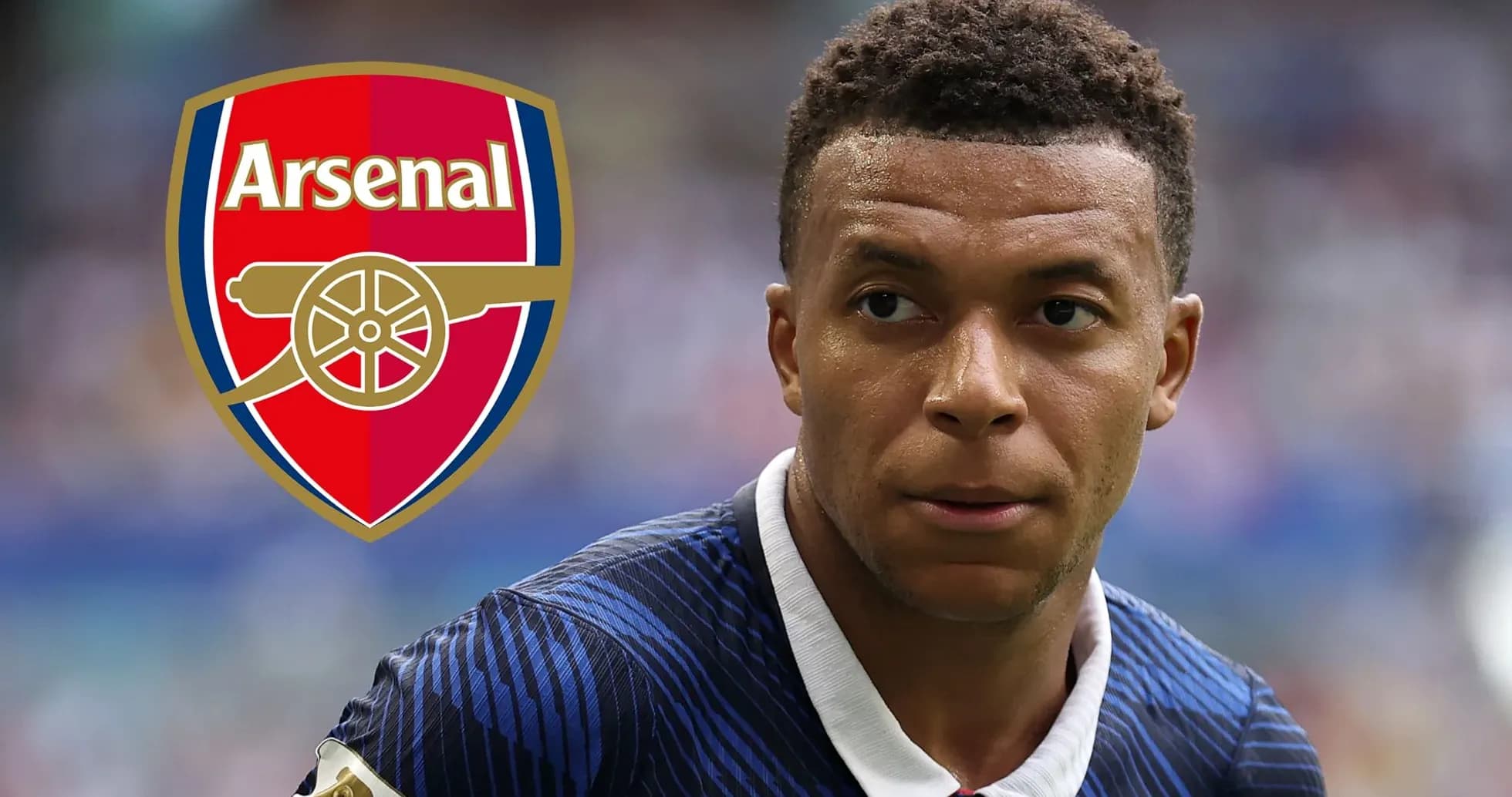 Futbolchi maydonda, Arsenal logotipi bilan Futbolchi maydonda, Arsenal logotipi bilan