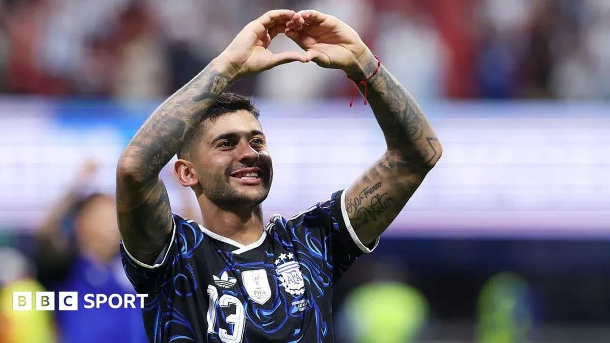 Futbolchi g'alaba nishoni sifatida yurak shaklini chiqaradi Futbolchi g'alaba nishoni sifatida yurak shaklini chiqaradi
